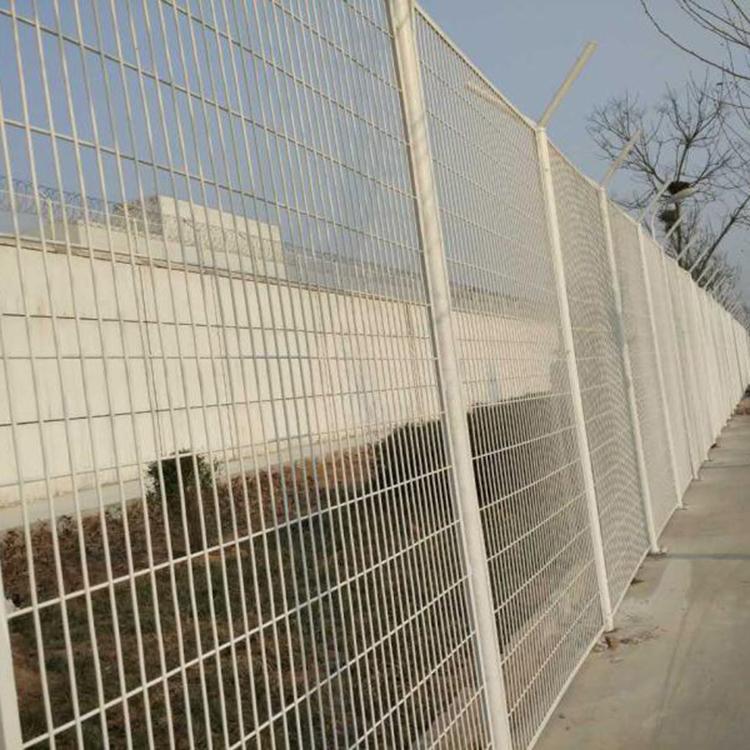 北京監(jiān)獄刀刺隔離網(wǎng)又名看守所刀片刺繩隔離網(wǎng)